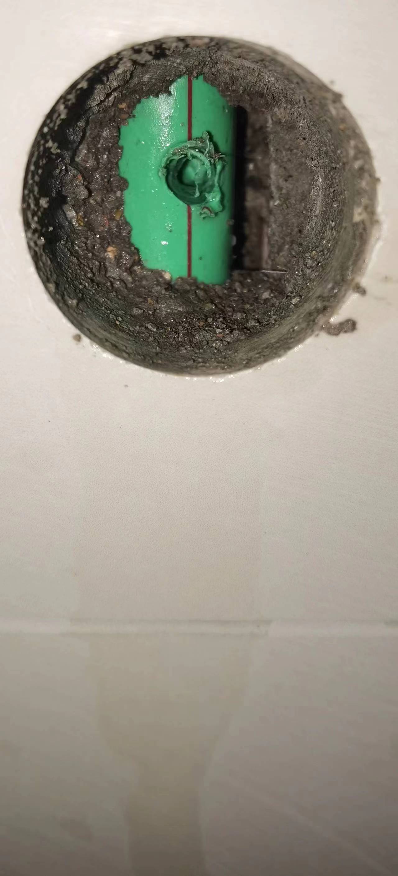 墙砖上打孔固定水管好吗(瓷砖墙上水钻打孔使用教程)